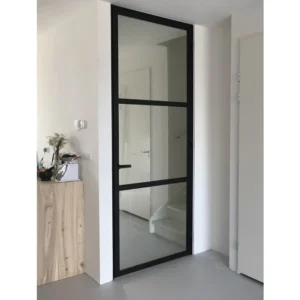 zwarte houten binnendeur met glas